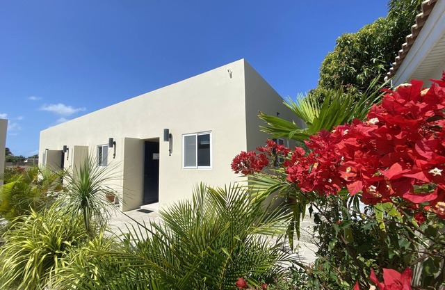 Aruba IXORA A2 - Prikichi Suite, 1-bdrm, sleeps 3, 7 minutes drive to the beach