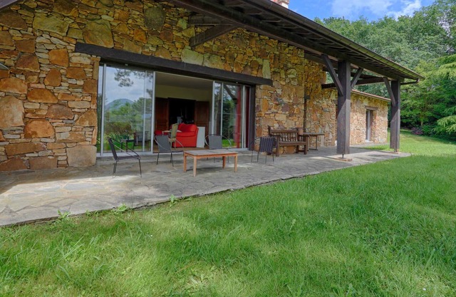 Ascain · Saint-Jean-de-Luz⎜ Spacious family house · Large garden w/ a pool