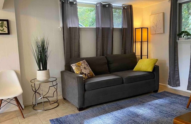 Asheville Suite. Five minutes to downtown. Fast WiFi. Off Street Parking