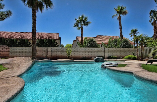 ASK ABOUT SPECIALS! 5 Bedroom King Suite w/ Pool & FAST Wi-Fi!