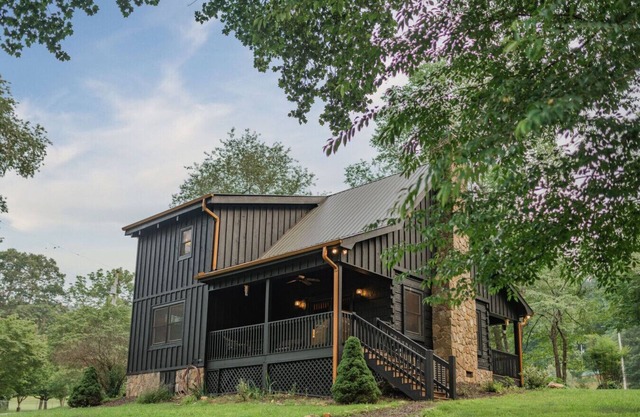 Aska Creekside Cabin | Modern Interior w/Fireplace