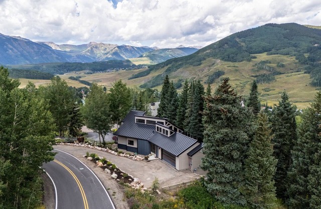 Aspen Extreme/Walk to Ski Access! Hot Tub! Great Views! Gourmet Kitchen!