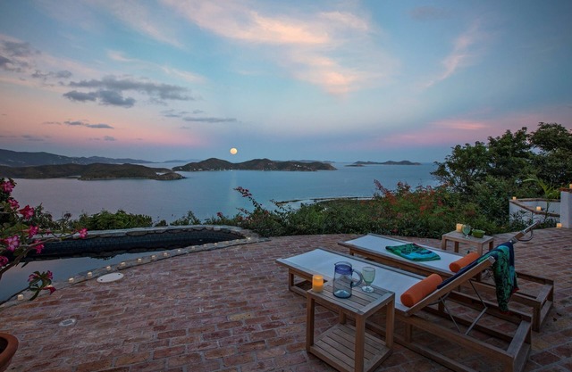 ASTRAL VILLA Sunrise, Moonrise & Down Island Views