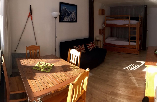 At 1850 M'ALTITUDE at the foot of the slopes and close to all amenities