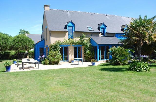 At 300 m from splendid beaches, very nice modern holiday villa