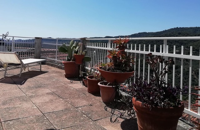 At 5 km.from the sea detached house divided into 2 apartments, with panoramic view