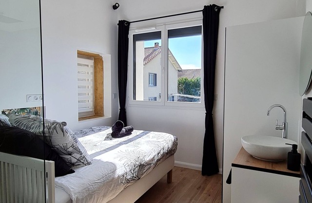 At Les Pierres Dorées, 10 minutes from downtown Lyon