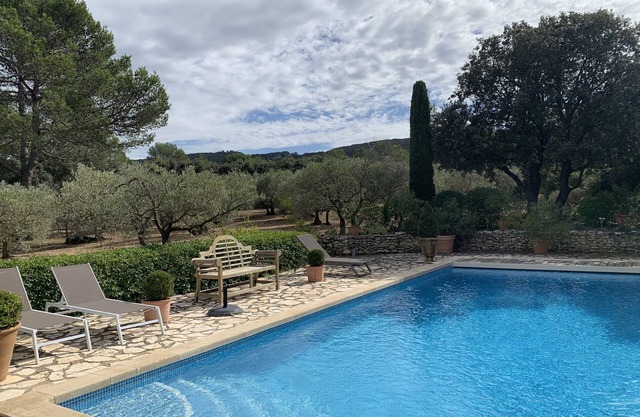 At the foot of the Alpilles, 4-bedroom house, 3 shower rooms, superb setting!