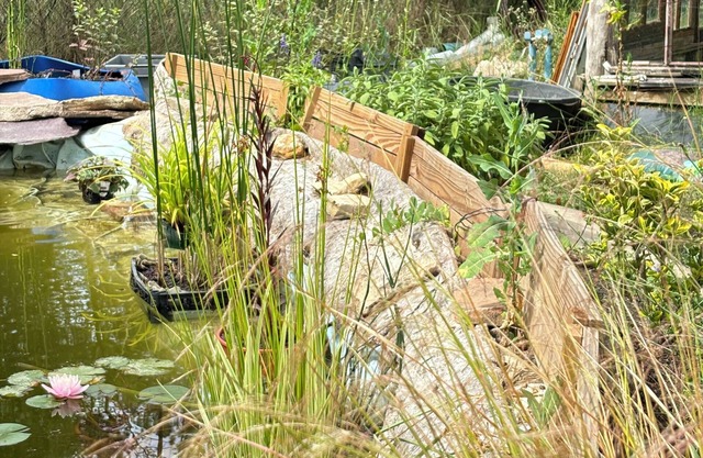 AT THE ENTRANCE TO THE STE BAUME FOREST Entire house, 2500 m2 of land