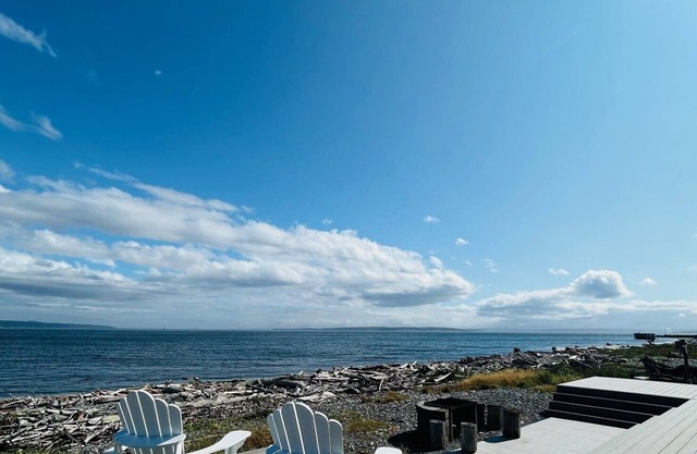 At the Water's Edge! Fantastic Beach & Amazing Views!