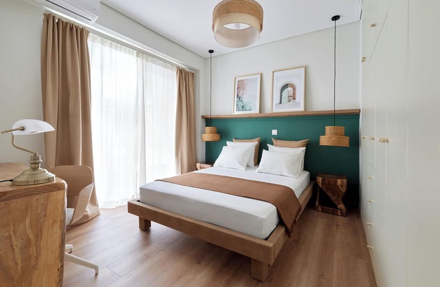 Athens Premium Suites - Sunny 2 Bedroom Suite with Parking