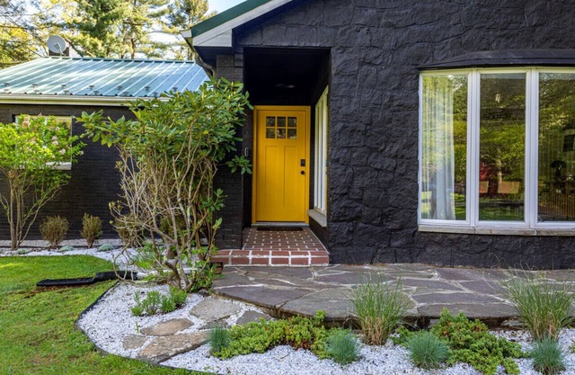 Atomic Ranch - MCM One Level in Olivebridge. Great Outdoor Space!