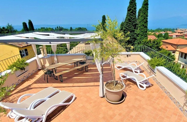 Attico Deluxe con terrazza vista Lago di Garda e Nuovissima Bio Piscina