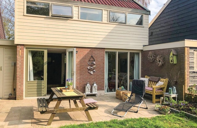 Attractive vacation home for four people in the vacation park Het Geestmerambacht, only 7 km from th