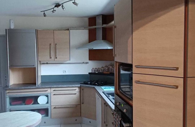 Atypical house between land, sea and forest