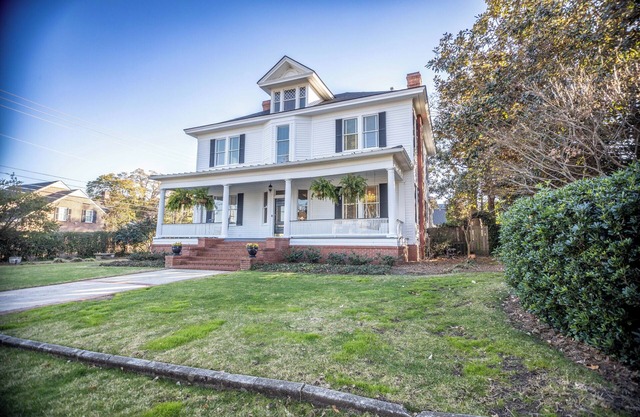 Augusta's Gem - Player quality host home with 1 bed 1 bath detached cottage.