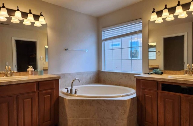 Aurora 4BR Getaway w ~ Tub ~ Crib ~ 15miles to DIA