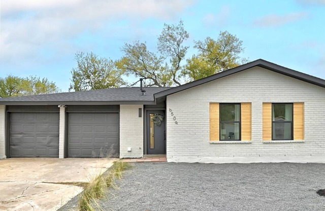 Austin Escape: Stylish 3BR/4 Beds + Private Pool
