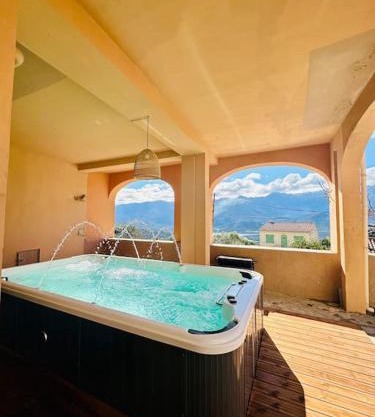 Authentique appartement vue montagnes avec grand patio et jacuzzi chauffé