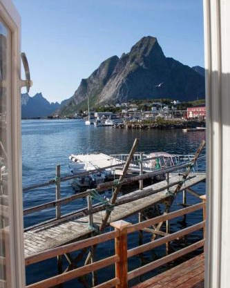 Authentic central located cabin close to Reinebringen Lofoten