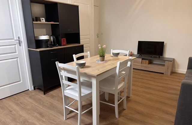 Authentic Farm Cottage with Wifi and Pets Allowed