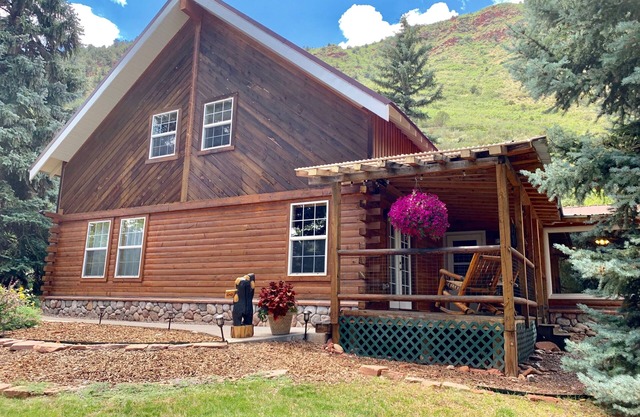 Authentic Large Colorado Cabin close to the Roaring Fork River! Very private