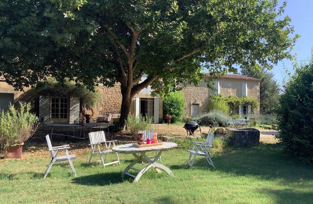 Authentic Mas Provencal 19th century classified 4 * in a 5000 m² fenced park