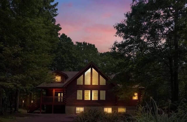 Authentic Pocono Log Cabin | Hot Tub | Lake Access