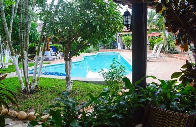 Authentic pool-side apt studio w/full kitchen, 1min walk to beach, free yoga