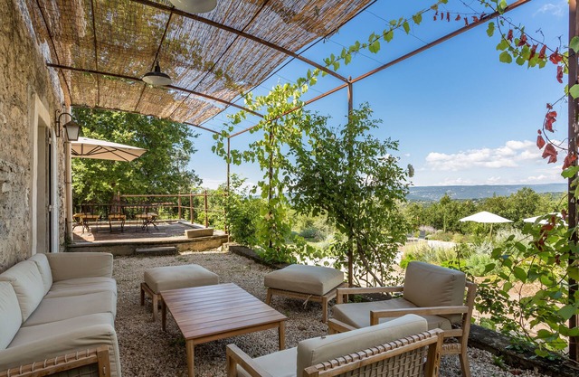 Authentic Provencal farmhouse in Lacoste