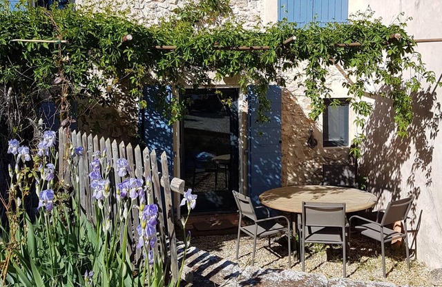 Authentic provencal farmhouse renovated in a hamlet in the middle of a park of 50 Ha cl