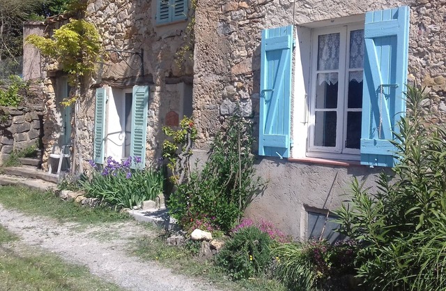 Authentic stone family housee in a Provence hamlet between Lorgues and Flayosc