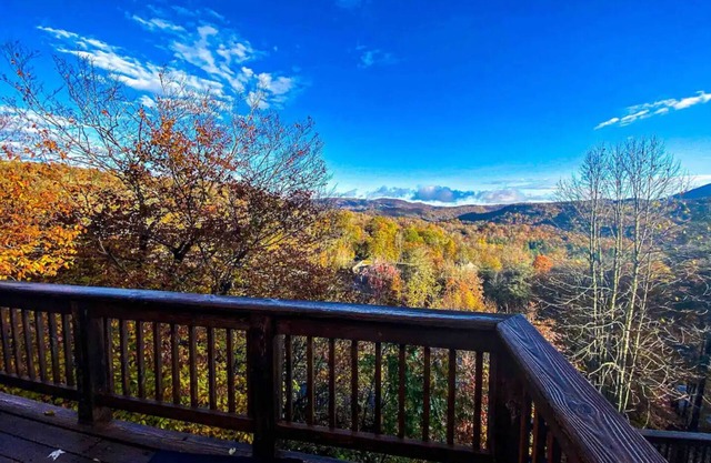 Autumn Escape/Stunning views Chalet w/Fireplace/walk to trails and slopes
