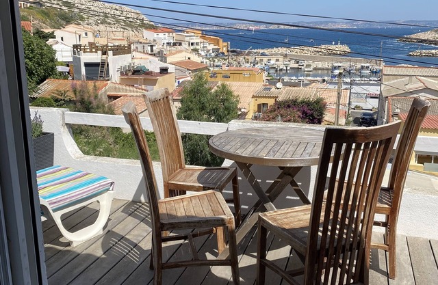 Aux Goudes, air-conditioned house with sea and garden view
