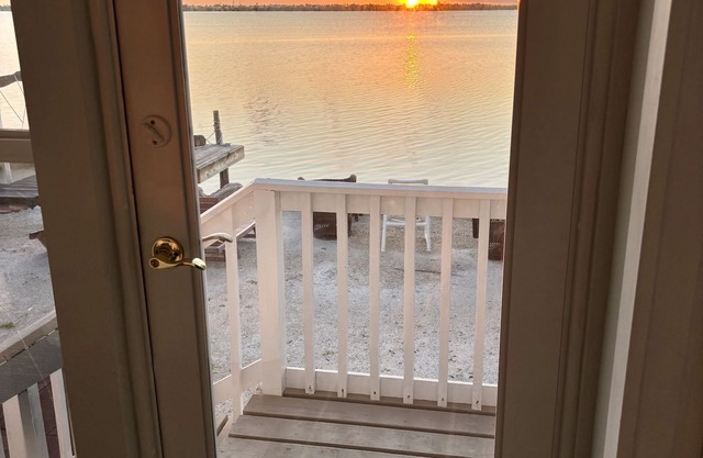 Avail -Jan Feb 2026 -Keys cottage, oceanfront, dock, private, fenced backyard