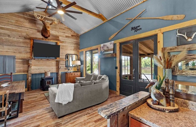 Avail this weekend! Scenic River Views!