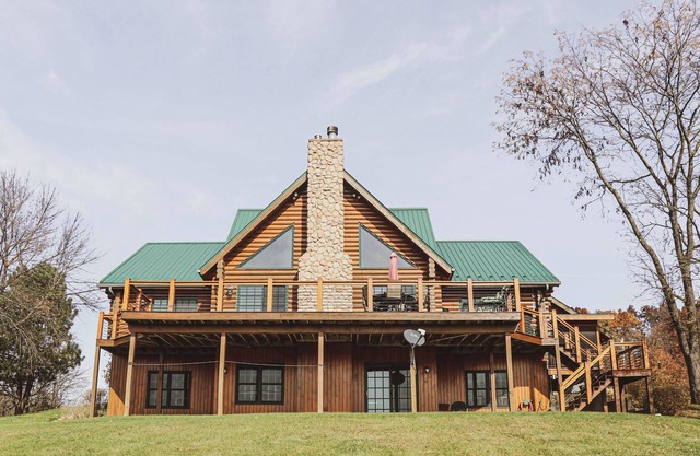 Award-winning custom log cabin. 2 min away from Chestnut Mountain ski resort
