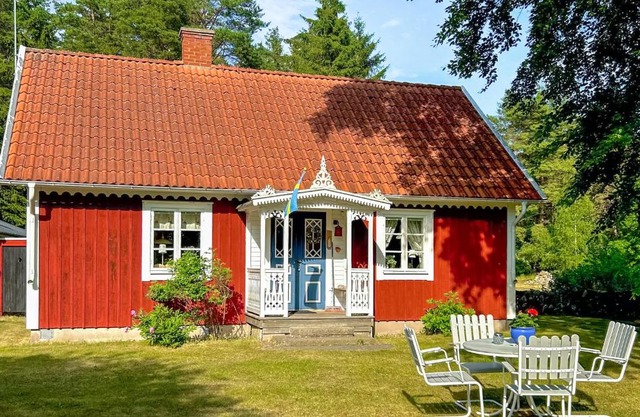 Awesome Home In Löttorp With Kitchen