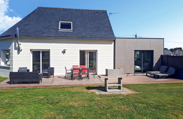 Awesome home in Ploudalmézeau with WiFi