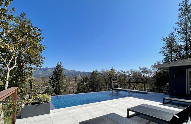 Awesome Napa Valley retreat with infinity edge pool and spa
