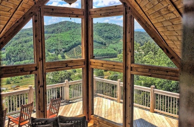 AWESOME View 2500 sqft decks 8 person Spa mins to Blue Ridge Pkway & New River