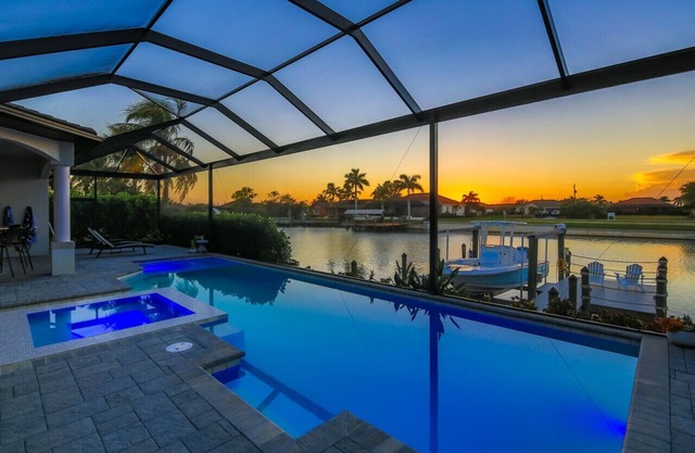 Azure Escape| 3/3 Canal Front Pool Home With A Spa
