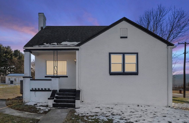 B & W Cottage - Near Gem park