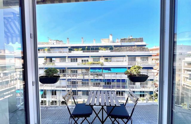 B030 Grand studio renove spacieux et lumineux