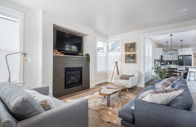Bachelor Bliss - Bend Adventure Awaits! Close to Trails, Shops & Dining + Guest House