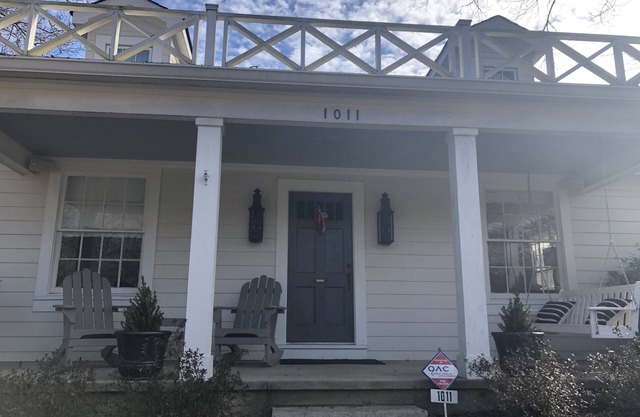 Back on VRBO!Large recently updated home 3blocks from square and 1/2mi to Grove!