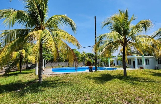 Backpackers Hostel Pool and Parking Near Beach