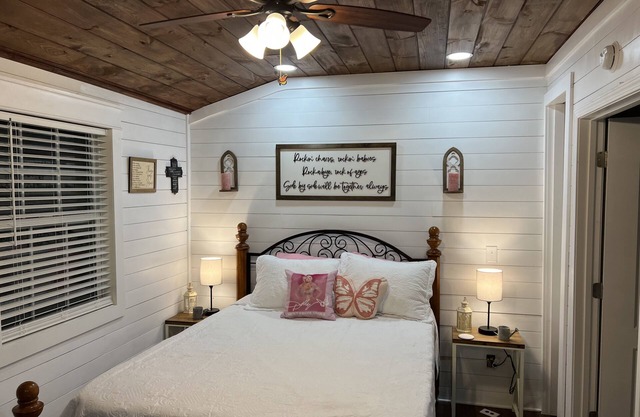 Backwoods Barbie…. Dolly-inspired, peaceful tiny home near the GSMNP