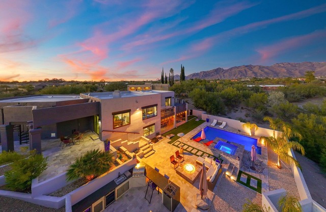 Backyard Oasis, Mountain Views, Resort Style Pool & Jacuzzi!