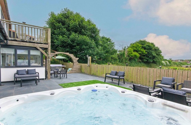 Bagend |Sleeps 14 | Hot Tub* | Balcony & Ping Pong